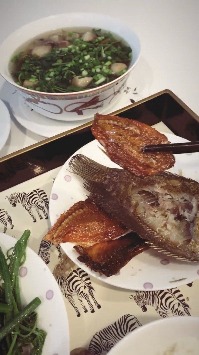 Ai như Ngọc Trinh, ra ngoài sơn hào hải vị, về nhà toàn “khô với mắm”