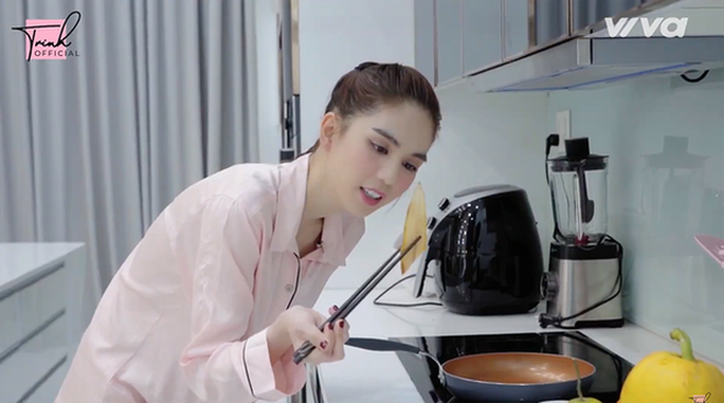 Ai như Ngọc Trinh, ra ngoài sơn hào hải vị, về nhà toàn “khô với mắm”