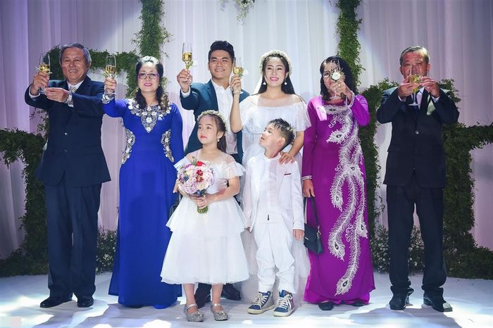 Ngưỡng mộ mối quan hệ thông gia thân thiết nhà sao Việt