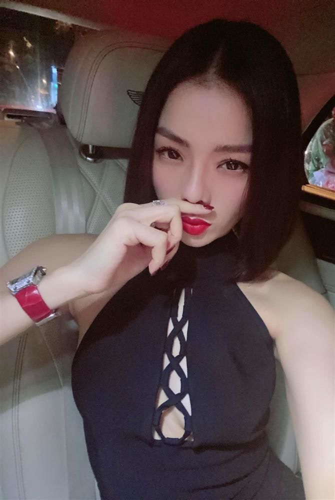 Lệ Quyên lại đăng ảnh gợi cảm: