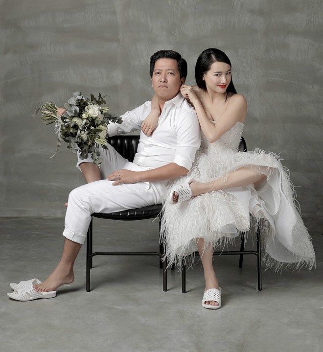 Loạt mỹ nhân Việt diện đồ hiệu nhưng đeo dép giá rẻ