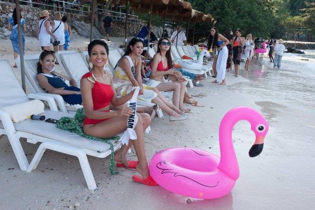 Loạt mỹ nhân Việt diện đồ hiệu nhưng đeo dép giá rẻ