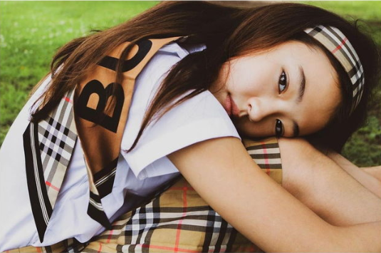 Mẫu nhí gây sốt với nhan sắc y đúc Jennie giờ ra sao?