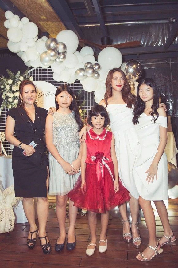 Mẹ con Trương Ngọc Ánh diện đồ đôi mừng sinh nhật
