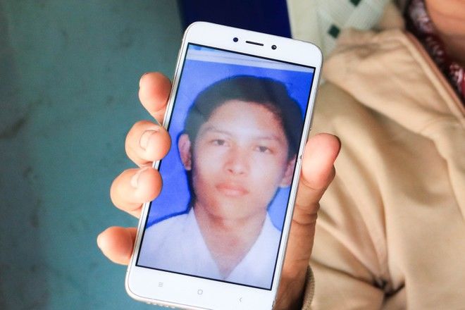 Mẹ già 6 năm tìm con trai mất tích, khóc đến mờ mắt, tóc bạc nửa đầu