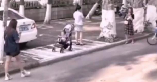 Mẹ mê bấm điện thoại, xe ôtô lùi ra đường suýt va chạm xe đẩy của con