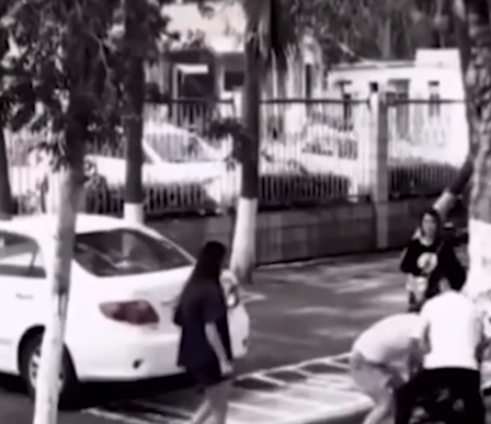 Mẹ mê bấm điện thoại, xe ôtô lùi ra đường suýt va chạm xe đẩy của con