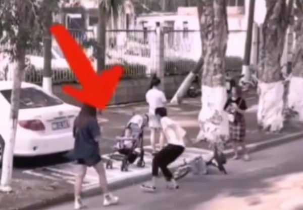 Mẹ mê bấm điện thoại, xe ôtô lùi ra đường suýt va chạm xe đẩy của con