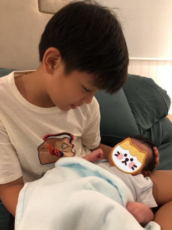 Mới 10 tuổi, Subeo đã ra dáng anh trai lớn biết phụ mẹ chăm em