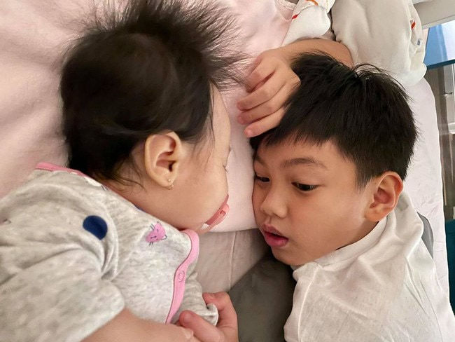 Mới 10 tuổi, Subeo đã ra dáng anh trai lớn biết phụ mẹ chăm em