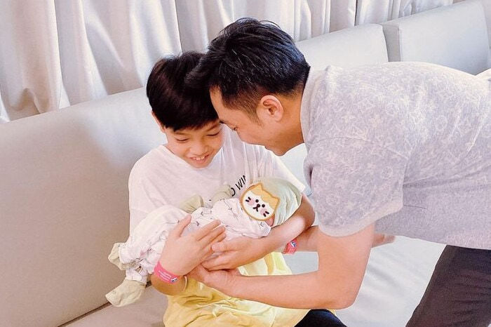 Mới 10 tuổi, Subeo đã ra dáng anh trai lớn biết phụ mẹ chăm em