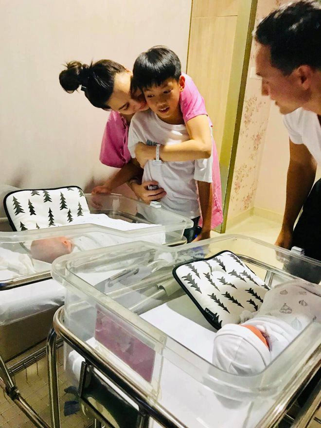 Mới 10 tuổi, Subeo đã ra dáng anh trai lớn biết phụ mẹ chăm em