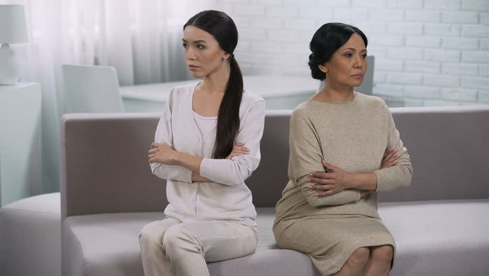 Sau cưới, vợ trẻ bức xúc vì mẹ chồng đòi cầm hộ tiền vàng của hồi môn