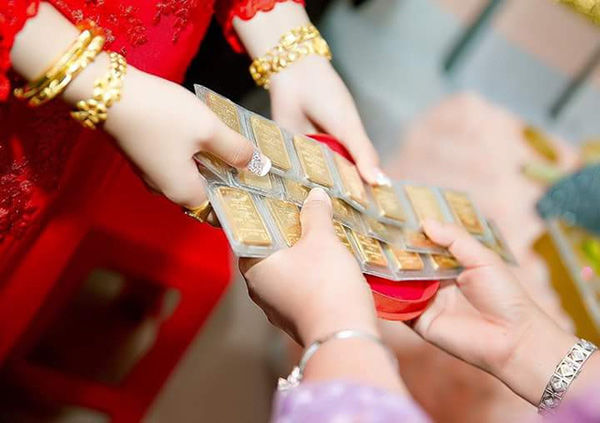 Sau cưới, vợ trẻ bức xúc vì mẹ chồng đòi cầm hộ tiền vàng của hồi môn