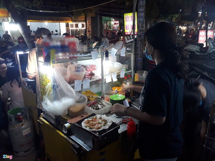 Không đon đả, chèo kéo, xe cơm cháy của vợ chồng câm điếc vẫn đắt hàng