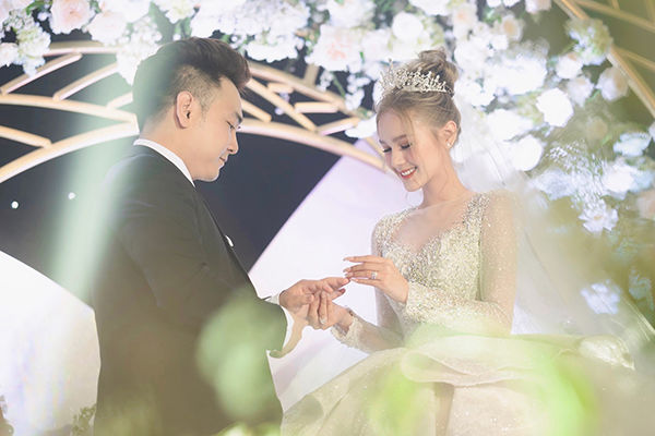 Mỹ nhân Việt bị soi mói đời tư sau đám cưới hoành tráng