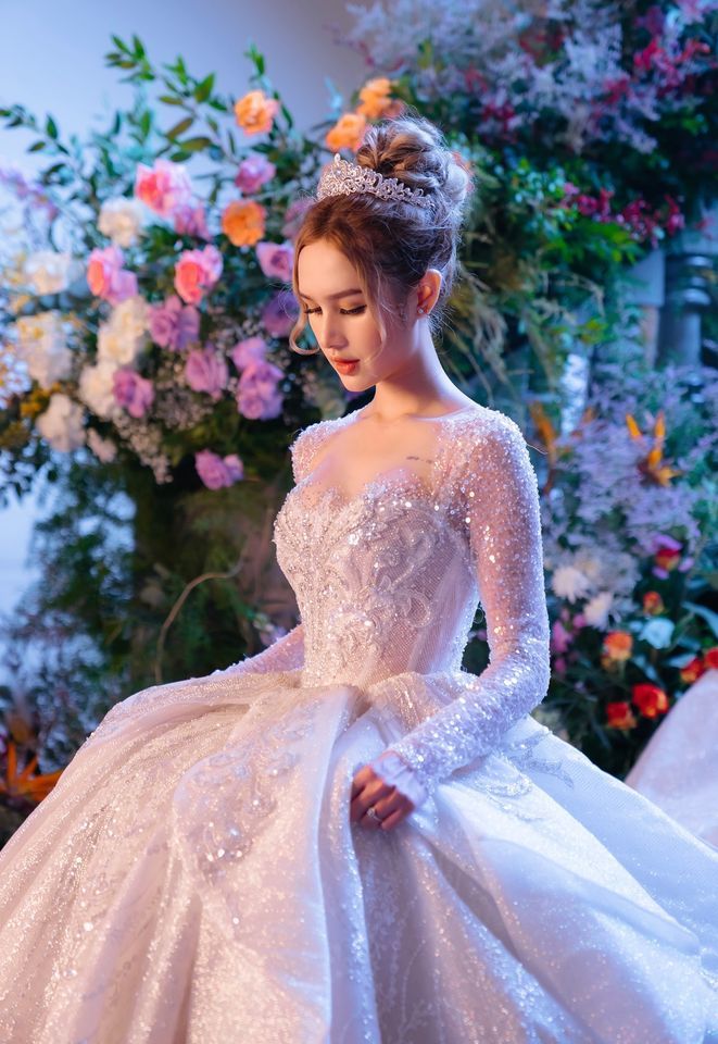 Mỹ nhân Việt bị soi mói đời tư sau đám cưới hoành tráng