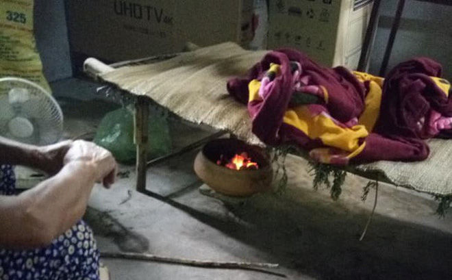 Sản phụ không qua khỏi vì nằm hơ than sau sinh, xót con thơ khát sữa