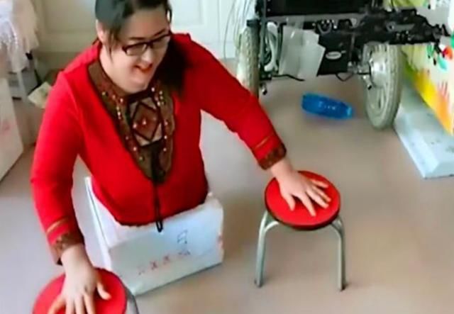 Dù bị ngăn sinh con, người mẹ khuyết tật vẫn sinh đôi kháu khỉnh