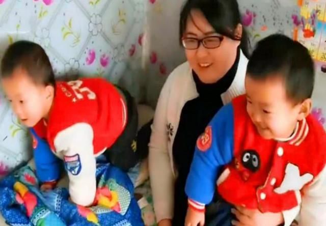 Dù bị ngăn sinh con, người mẹ khuyết tật vẫn sinh đôi kháu khỉnh