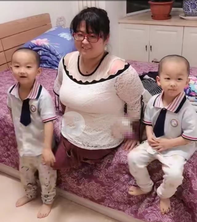Dù bị ngăn sinh con, người mẹ khuyết tật vẫn sinh đôi kháu khỉnh