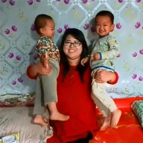 Dù bị ngăn sinh con, người mẹ khuyết tật vẫn sinh đôi kháu khỉnh