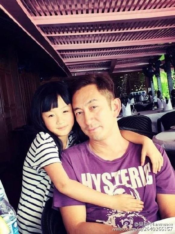 Ngô Khải Hoa: Mặc đồ cũ, chi tiêu dè sẻn nuôi con gái dấn thân showbiz