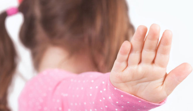 Tú Vi bức xúc khi người lạ đòi ôm con, CĐM Đúng, nhìn mà xót cả ruột