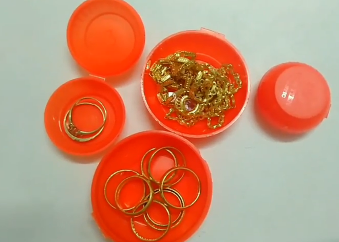 Người phụ nữ ve chai nhặt hơn 1 cây vàng, trả toàn bộ cho người mất