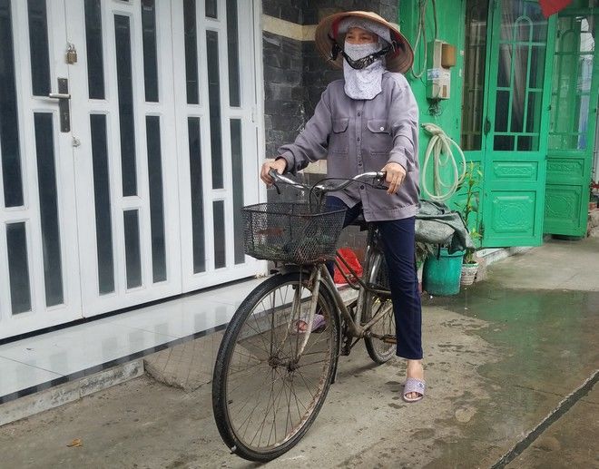 Người phụ nữ ve chai nhặt hơn 1 cây vàng, trả toàn bộ cho người mất