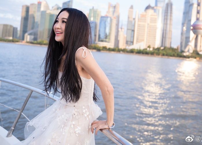 Nhan sắc thật của Ôn Bích Hà dưới ống kính người đi đường