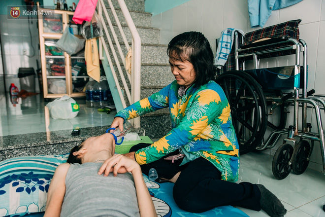 Chồng bỏ đi, người phụ nữ U60 gồng gánh nuôi 2 con trai tật nguyền