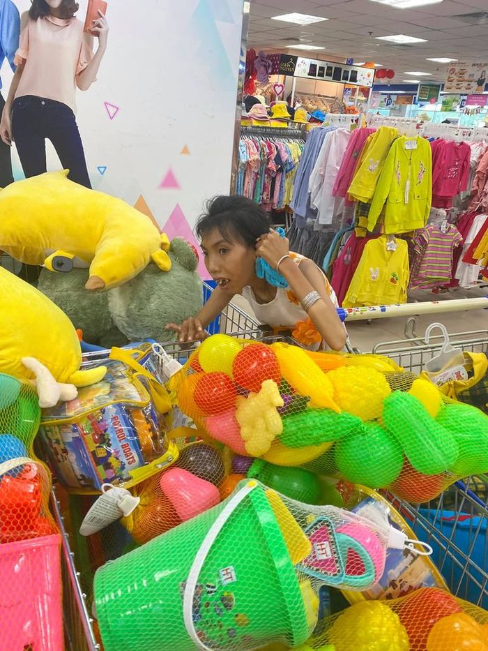 Cô bé 18 tuổi bị teo não bẩm sinh cười toe khi được mua quần áo mới