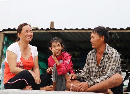 Cô bé 18 tuổi bị teo não bẩm sinh cười toe khi được mua quần áo mới