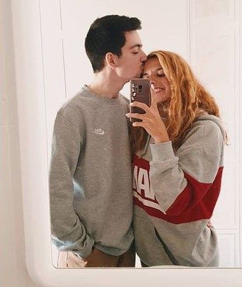 Kika Martins: Nữ gamer dùng khuỷu tay di chuột dù liệt nửa người