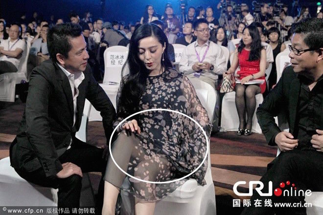 Phạm Băng Băng gặp sự cố trang phục vì vô tư