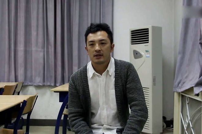 Phú Đại Long làm công nhân bốc vác, giáo viên dạy kèm để kiếm sống