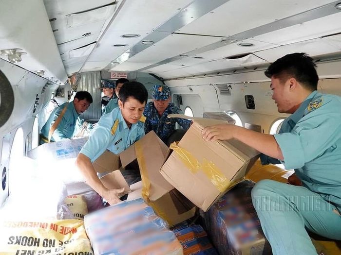 Quảng Nam: Người dân bị cô lập mừng rỡ khi trực thăng đến cứu trợ