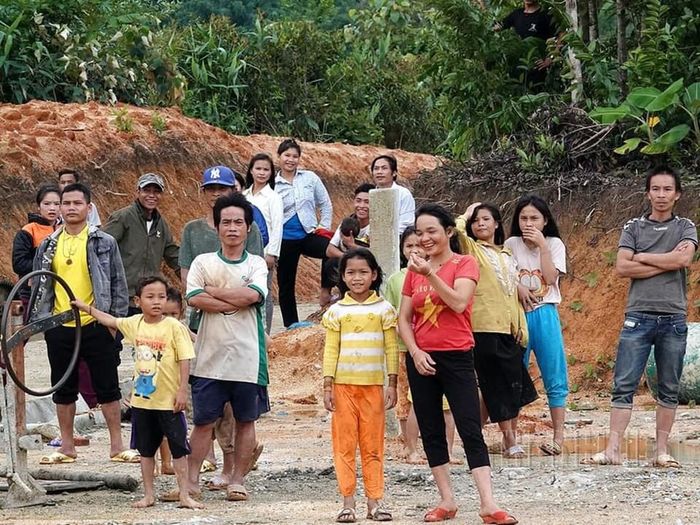 Quảng Nam: Người dân bị cô lập mừng rỡ khi trực thăng đến cứu trợ