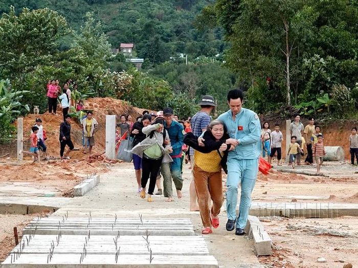 Quảng Nam: Người dân bị cô lập mừng rỡ khi trực thăng đến cứu trợ