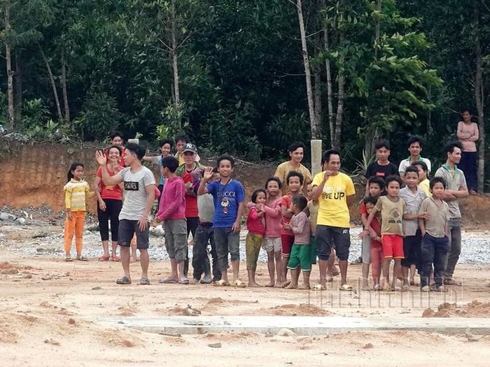 Quảng Nam: Người dân bị cô lập mừng rỡ khi trực thăng đến cứu trợ