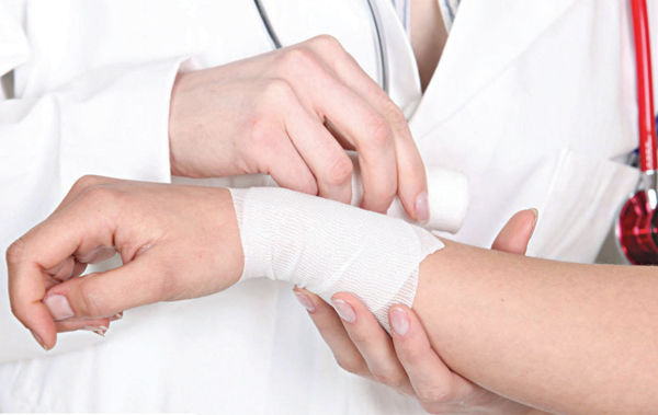 Quảng Ninh: Hy hữu bé trai 6 tuổi bị que xiên thịt xuyên qua cánh tay