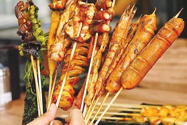 Quảng Ninh: Hy hữu bé trai 6 tuổi bị que xiên thịt xuyên qua cánh tay