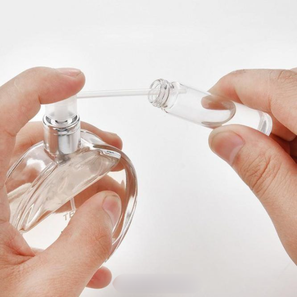 Sai lầm khi dùng nước hoa gây phản tác dụng: Chà xát cổ tay