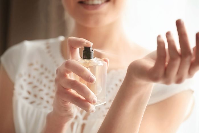 Sai lầm khi dùng nước hoa gây phản tác dụng: Chà xát cổ tay