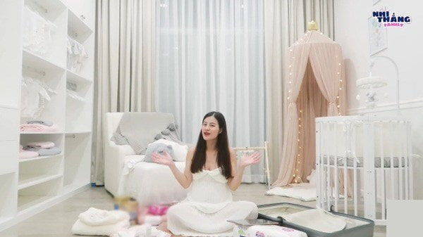 Sao Việt sắm túi hiệu cho con gái: Đông Nhi nối bước Cường Đô La