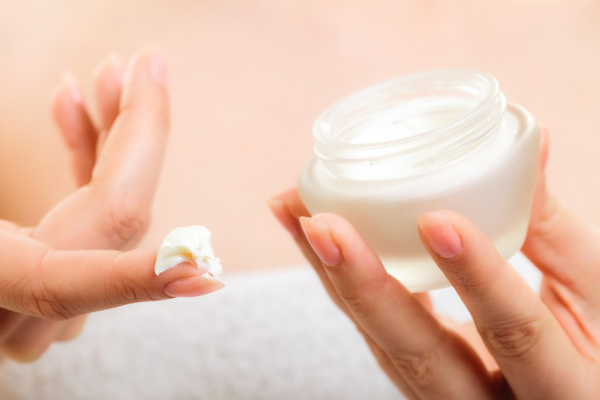 Sử dụng dầu dưỡng đúng cách giúp da khỏe đẹp mềm mịn: Đừng vỗ lên da