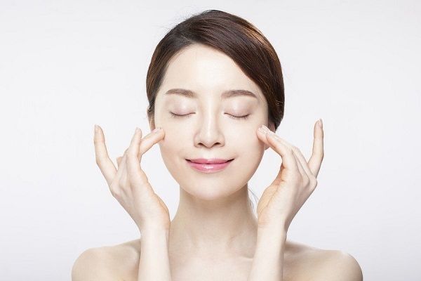 Sử dụng dầu dưỡng đúng cách giúp da khỏe đẹp mềm mịn: Đừng vỗ lên da