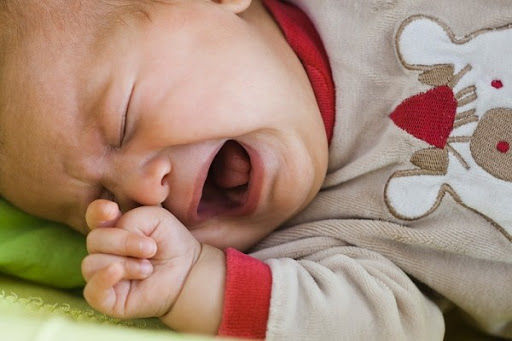 Tại sao em bé sơ sinh khi vừa chào đời phải khóc? 