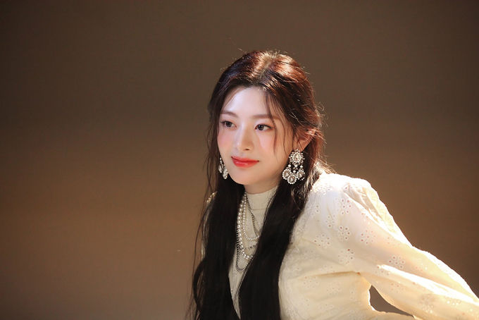 STAYC có 3 thành viên visual thế hệ mới: Se Eun, Yoon và J